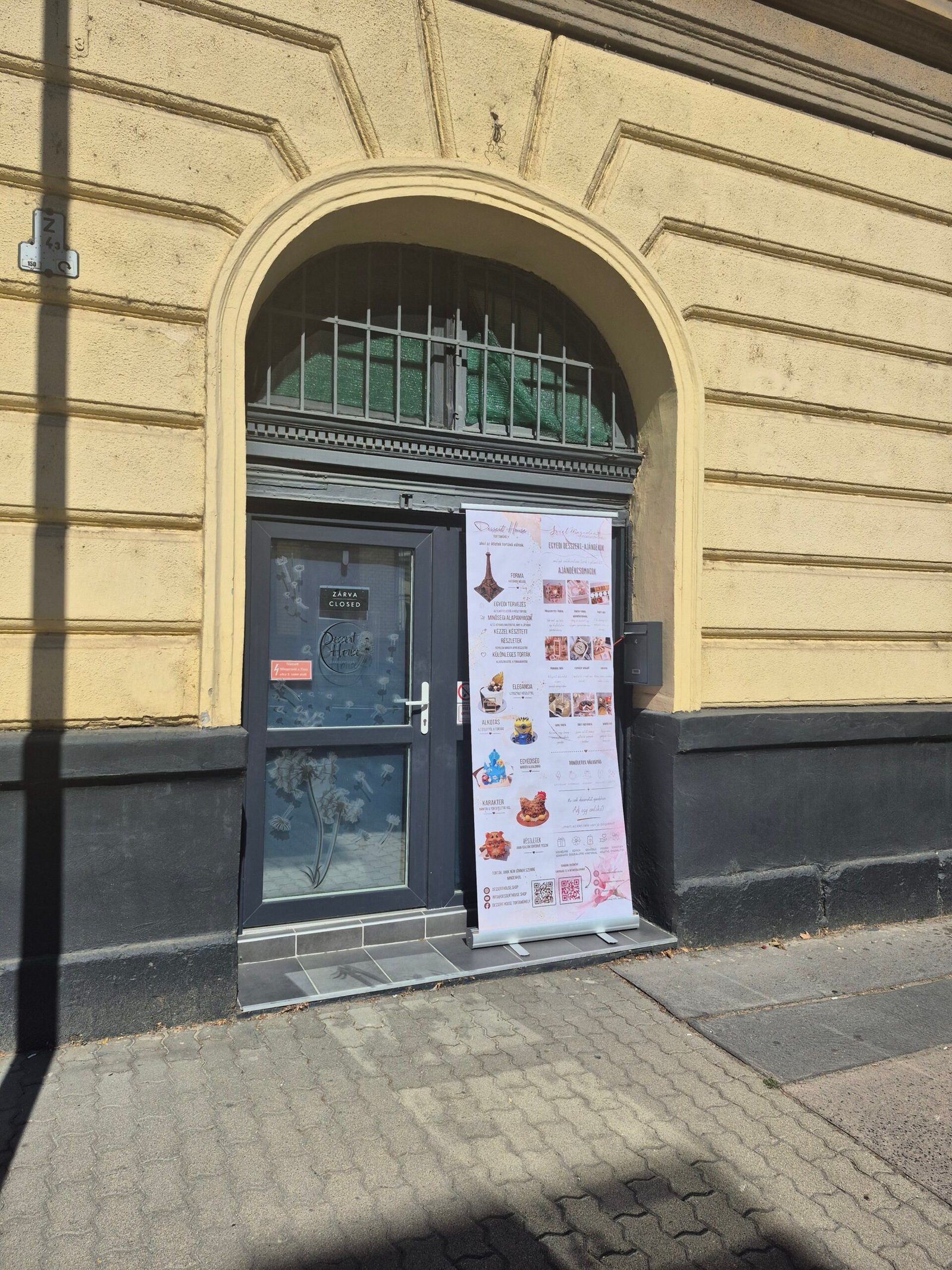 A Sweet Magnolia cukrászműhely bejárata Budapesten, a Tisza utca 3. szám alatt